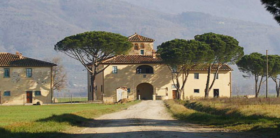 Karakteristieke boerderij tussen zonnebloemen in Toscane