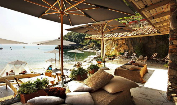 Klein hotel op het strand aan de Italiaanse Riviera in Ligurie